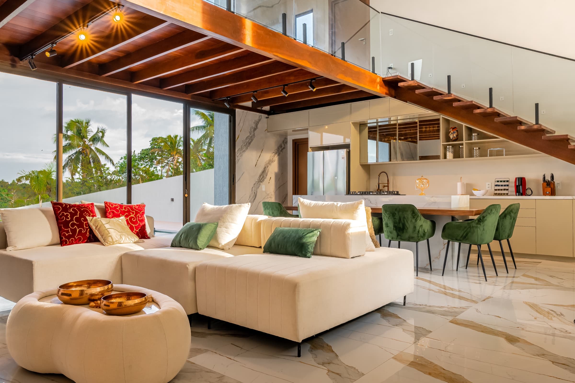 Sala e cozinha da Luxo Oásis ao entardecer, luz dourada